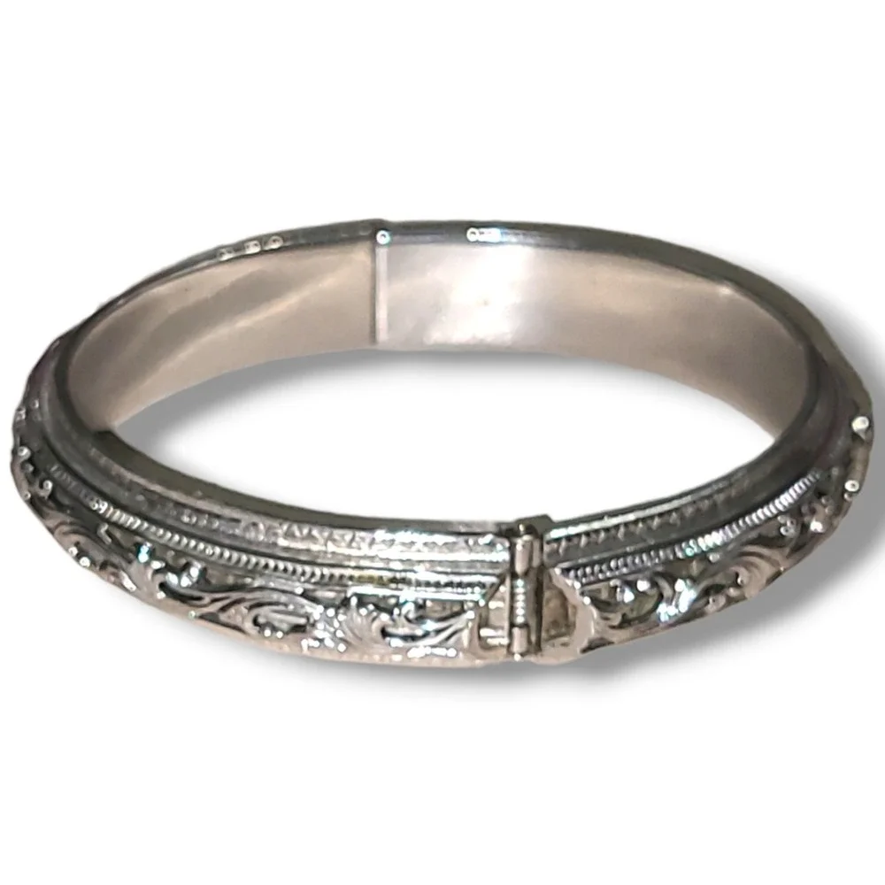 Vintage Whiting & Davis Silver Tone Ornate Repousse Floral Clamper Bracelet 7